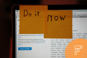 Post it con scritta "do it now" su schermo di computer, simbolo di esortazione alla partecipazione al bando MiniPia