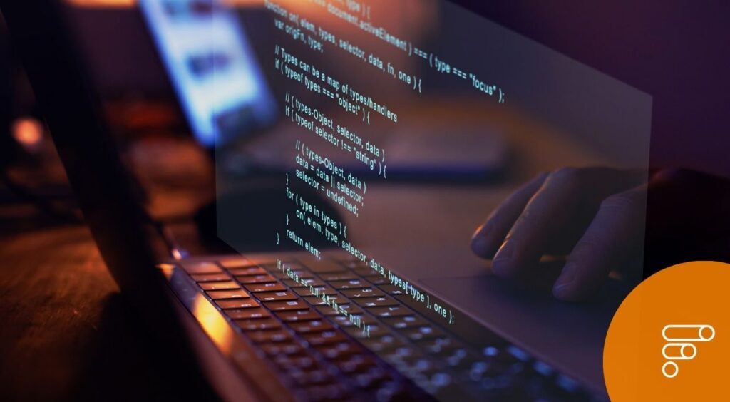 Codice su uno schermo che rappresenta la digitalizzazione finanziata dal bando trasformazioni della regione Puglia.