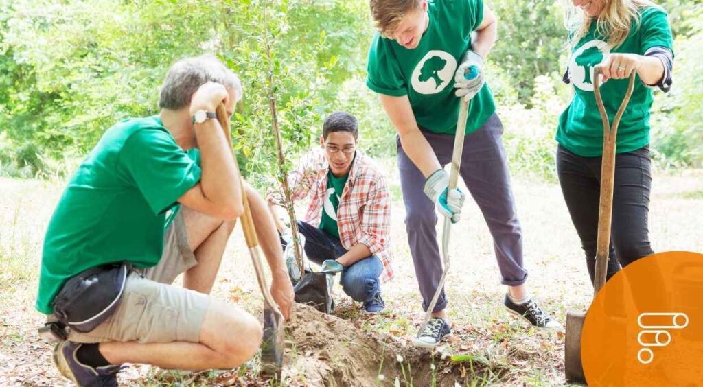 team di un'impresa sociale al lavoro in un campo con pale e picconi, esempio di azienda che può partecipare ad Impresa Possibile della Regione Puglia