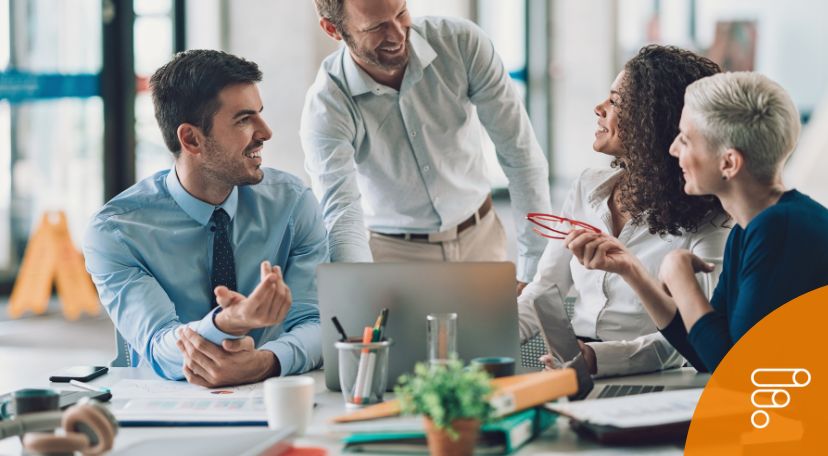 Persone in ufficio durante una riunione strategica per accedere ai fondi per la costituzione di società