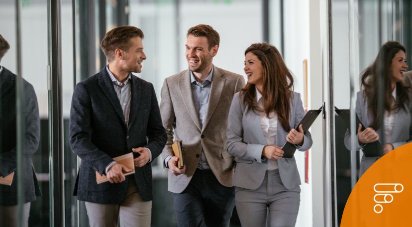 Imprenditori che camminano sorridenti dopo aver ottenuto fondi per la costituzione di società