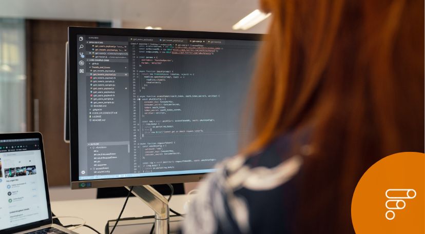 Sviluppatrice al lavoro su codice per progetto finanziabile con agevolazioni per software

