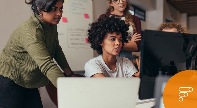 Team di startup che discute lo sviluppo di un gestionale con agevolazioni per software


