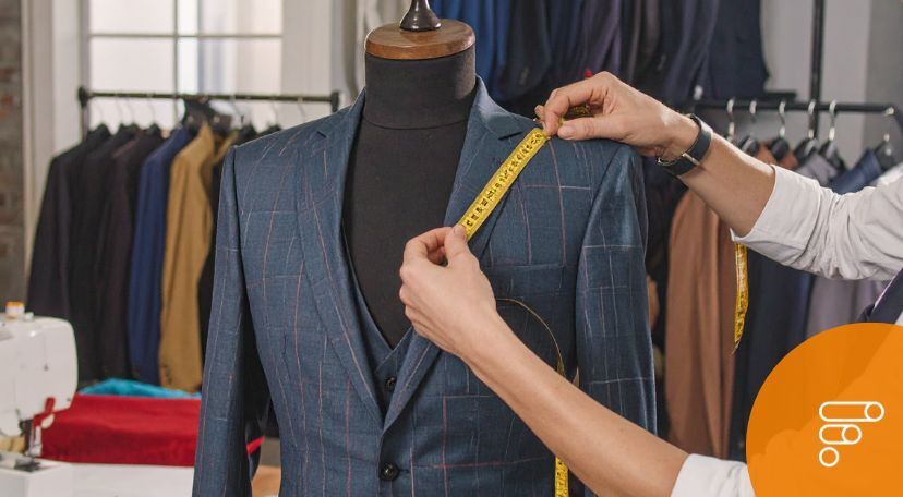 Sarto misura una giacca in una sartoria, esempio di progetto che può partecipare a Resto al Sud 2.0